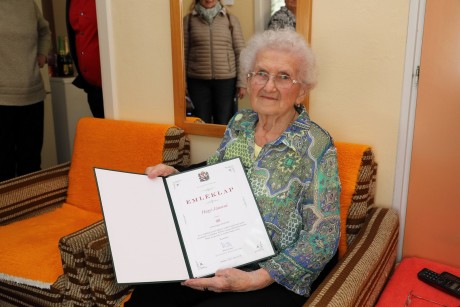 Felsővárosban köszöntötték a 90 éves Hegyi Jánosné Magdi nénit
